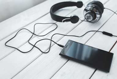 意甲知名评论员谈加比亚阻止莱奥脱衣庆祝：他的这种行为就是领袖的举动，值得赞扬